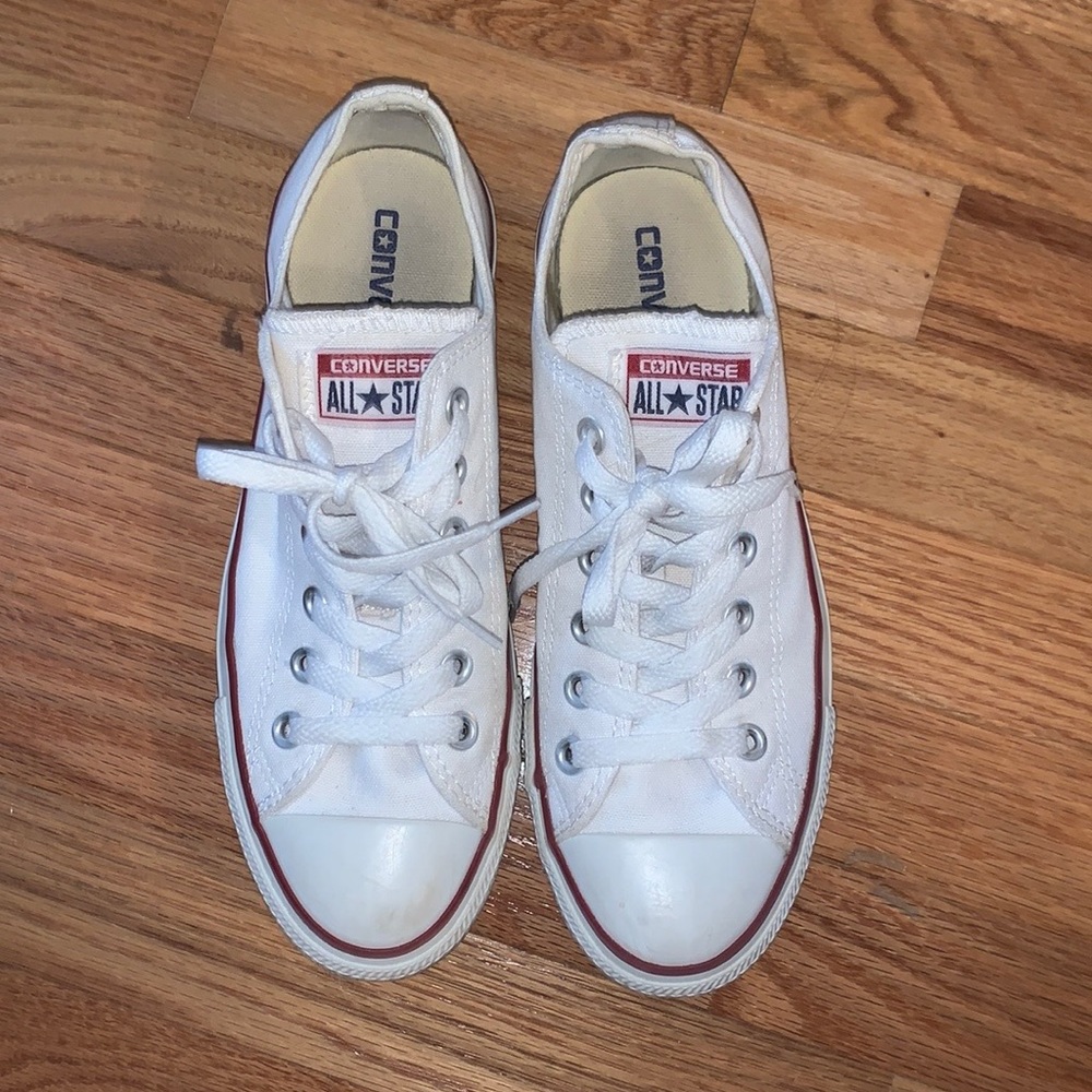 Size 8 White Low top converse